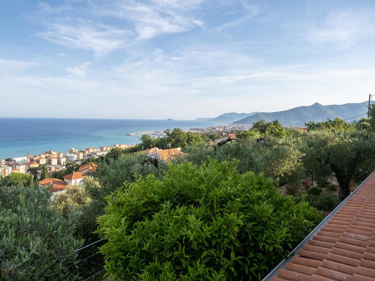 Tra Gli Ulivi Bed & Breakfast Pietra Ligure Eksteriør bilde