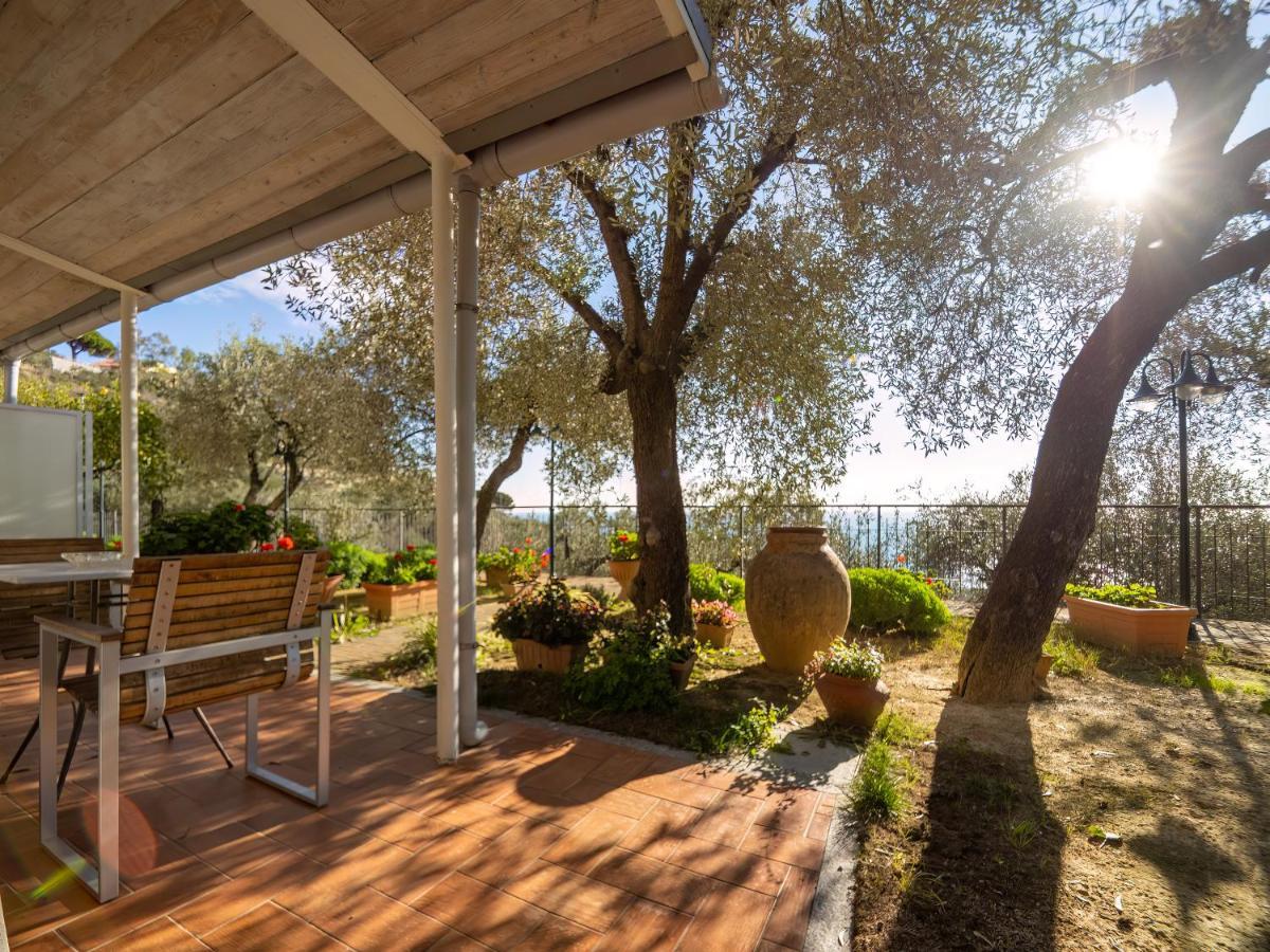 Tra Gli Ulivi Bed & Breakfast Pietra Ligure Eksteriør bilde