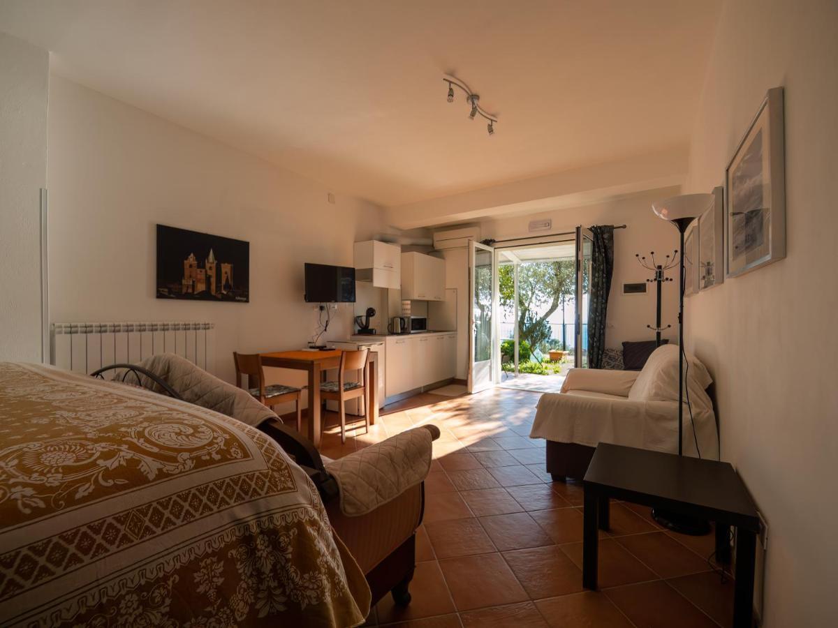 Tra Gli Ulivi Bed & Breakfast Pietra Ligure Eksteriør bilde