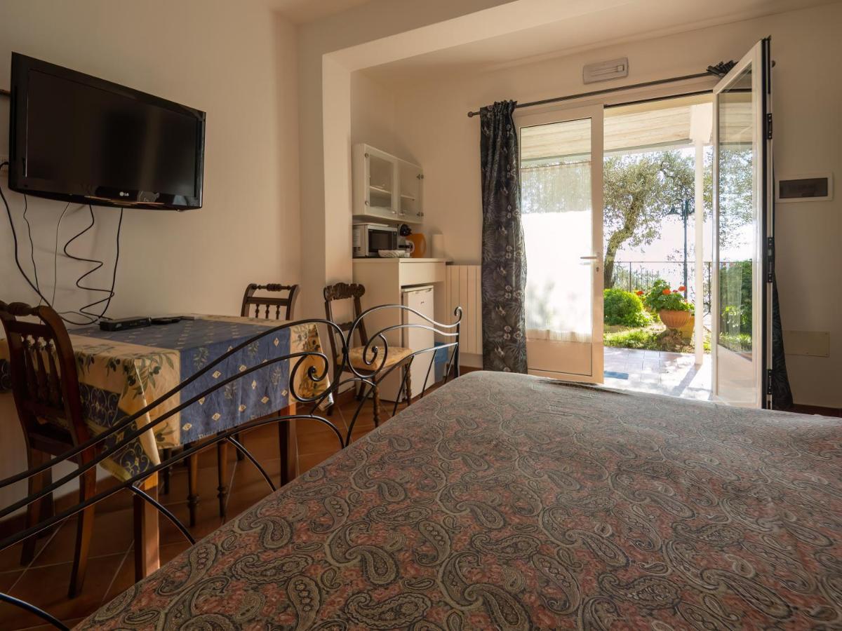 Tra Gli Ulivi Bed & Breakfast Pietra Ligure Eksteriør bilde