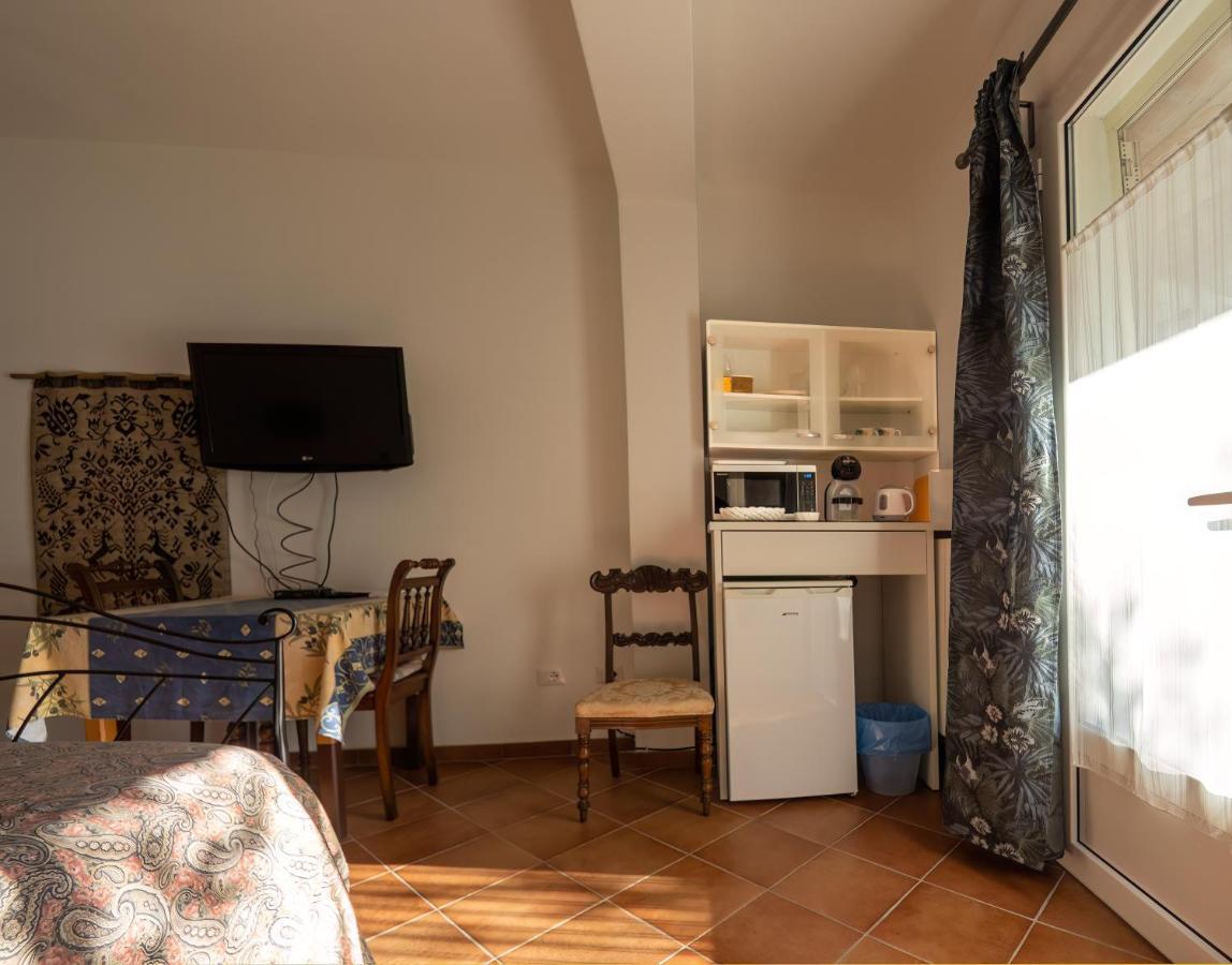 Tra Gli Ulivi Bed & Breakfast Pietra Ligure Eksteriør bilde