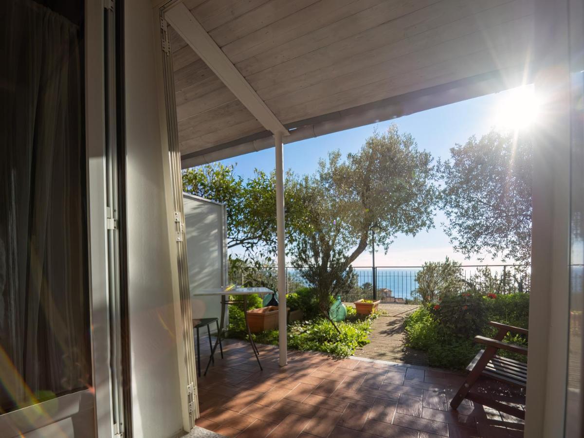 Tra Gli Ulivi Bed & Breakfast Pietra Ligure Eksteriør bilde