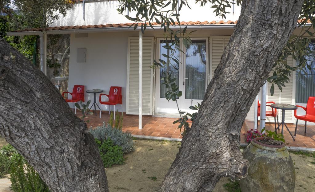 Tra Gli Ulivi Bed & Breakfast Pietra Ligure Eksteriør bilde