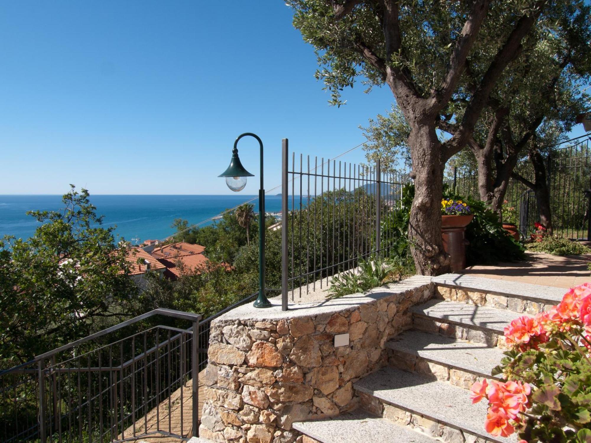 Tra Gli Ulivi Bed & Breakfast Pietra Ligure Eksteriør bilde