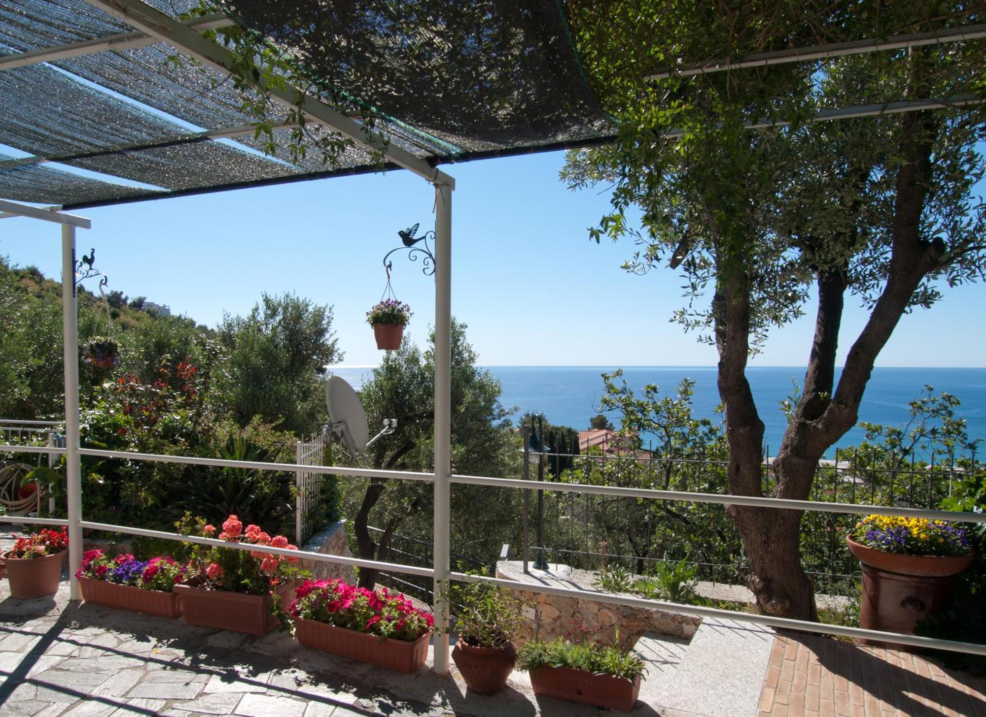 Tra Gli Ulivi Bed & Breakfast Pietra Ligure Eksteriør bilde
