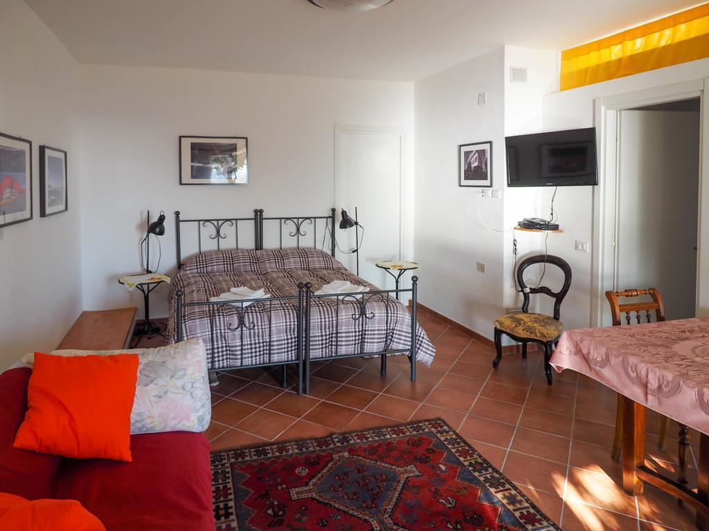 Tra Gli Ulivi Bed & Breakfast Pietra Ligure Eksteriør bilde