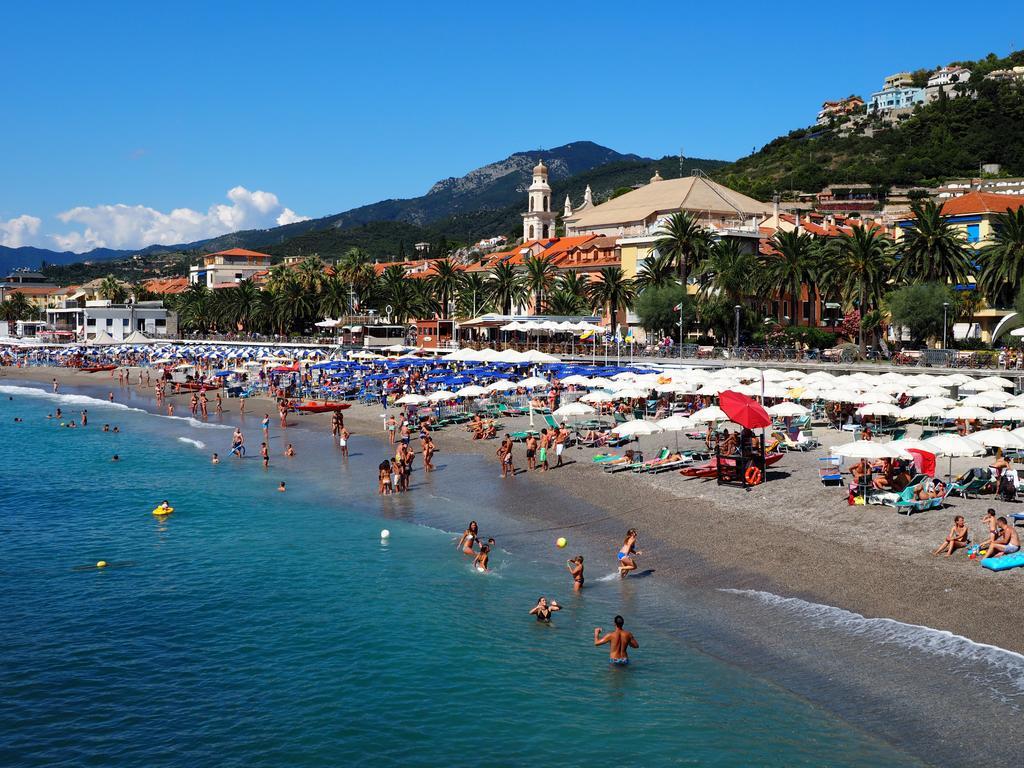 Tra Gli Ulivi Bed & Breakfast Pietra Ligure Eksteriør bilde