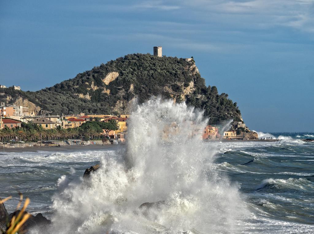 Tra Gli Ulivi Bed & Breakfast Pietra Ligure Eksteriør bilde