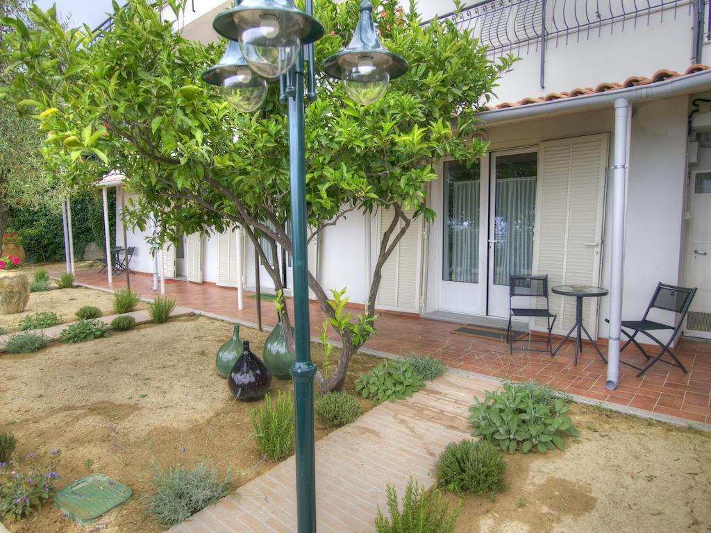 Tra Gli Ulivi Bed & Breakfast Pietra Ligure Eksteriør bilde