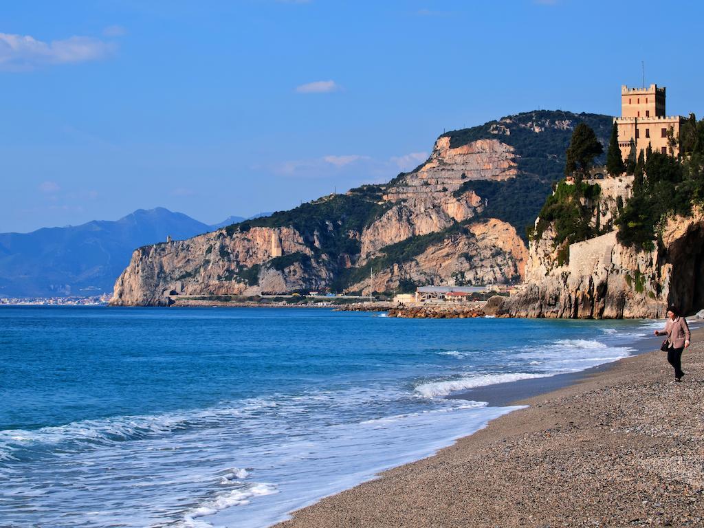 Tra Gli Ulivi Bed & Breakfast Pietra Ligure Eksteriør bilde