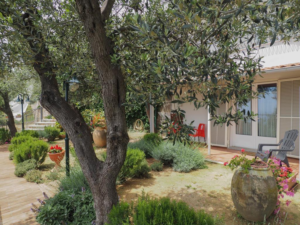 Tra Gli Ulivi Bed & Breakfast Pietra Ligure Eksteriør bilde