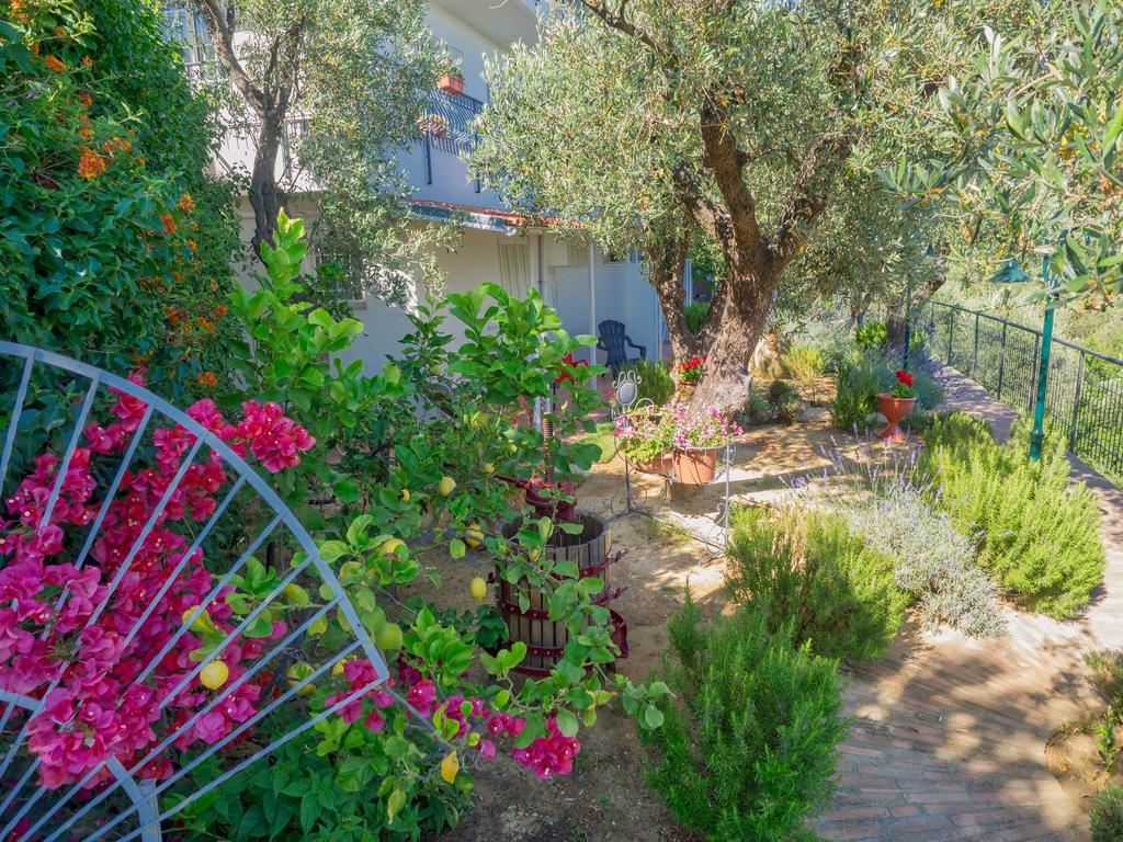 Tra Gli Ulivi Bed & Breakfast Pietra Ligure Eksteriør bilde
